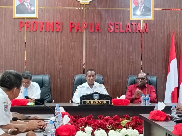 Teks Foto: Gubernur Papua Selatan, Apolo Safanpo Umumkan Ferdinandus Kainakaimu sebagai Sekda terpilih Papua Selatan. (ist)