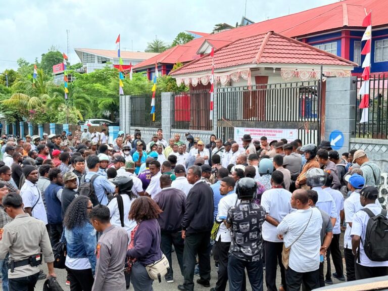 Teks Foto: Aliansi Honorer Nasional bersama Forum Honorer 1002 gelar unjuk rasa di Papua Barat. (ist)