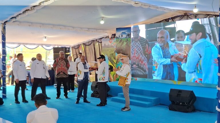 Teks Foto: Wakil Gubernur Papua Tengah, Deinas Geley dan lainnya. (ist)