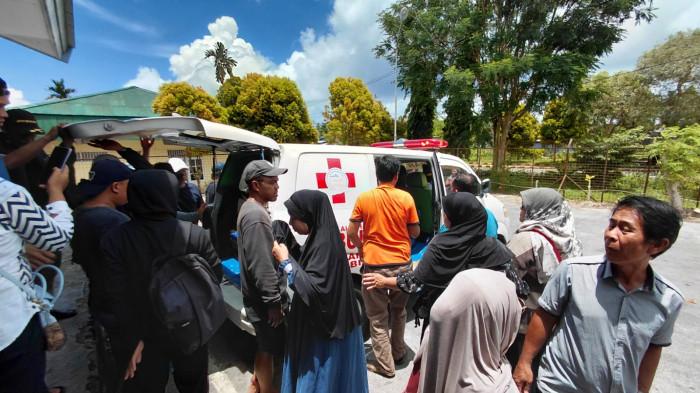 Teks Foto: Sambut Kedatangan Jenazah Zulkifli Kurniawan, Korban Helikopter PK-IWS Jatuh di Mimika. (ist)