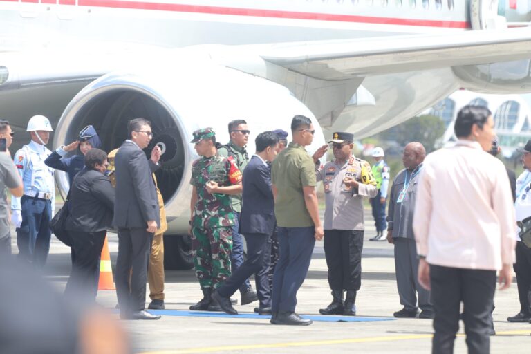 Teks Foto: Kapolda Papua Sambut Kedatangan Wapres RI di Kabupaten Merauke. (ist)