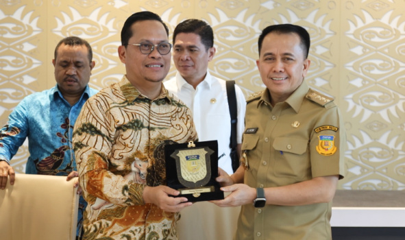 Teks Foto: Penjabat Gubernur Papua Agus Fatoni bersama Ketua PURT DPD RI Hasan Basri menandatangani MoU percepatan pembangunan Kantor DPD RI. (ist)