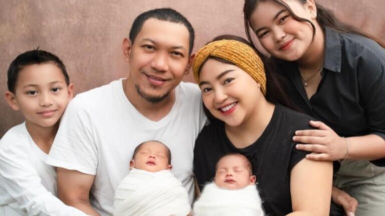 Teks Foto: Mpok Alpa, Aji Darmaji dan anak-anak Mpok Alpa. (ist)