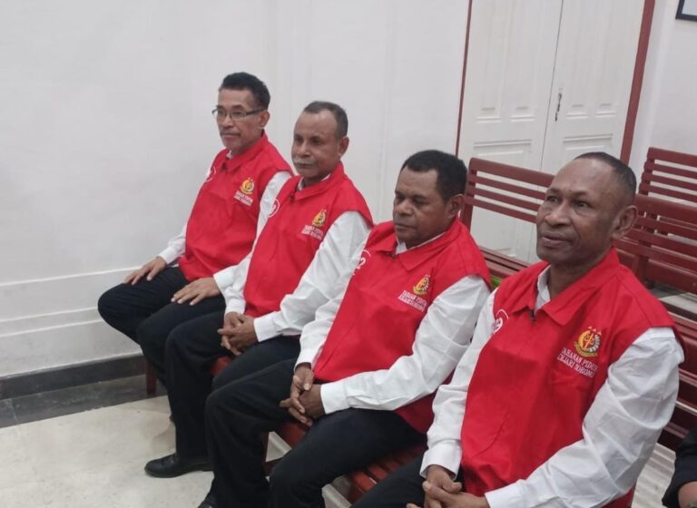 Teks Foto: Empat aktivis Negara Federal Republik Papua Barat (NFRPB), mengikuti agenda sidang pembacaan dakwaan di PN Makassar, Senin (8/9/2025). (ist)