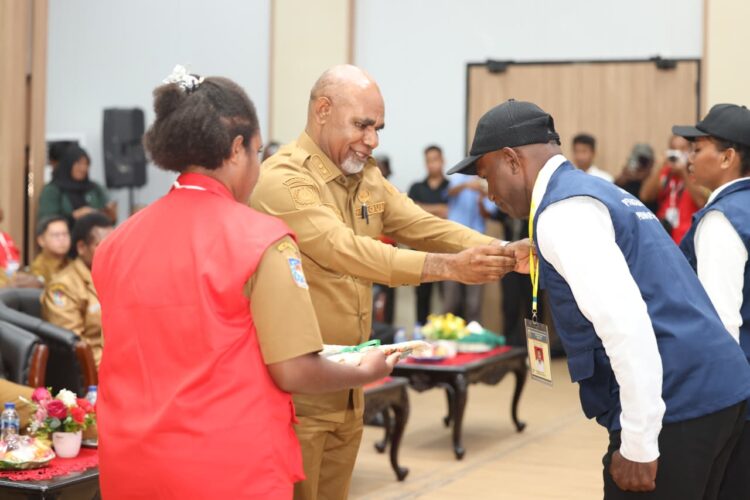 Teks Foto: Wagub Papua Tengah, Deinas Geley resmi membuka Pelatihan Dasar (Latsar) CPNS. (ist)