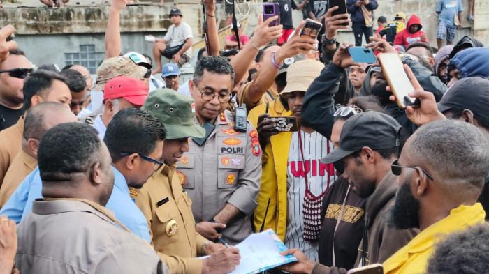 Teks Foto: Gubernur Dominggus Mandacan bersama Forkopimda Papua Barat menerima aspirasi Aliansi Mahasiswa dalam aksi demo protes DPR di Manokwari. (ist)