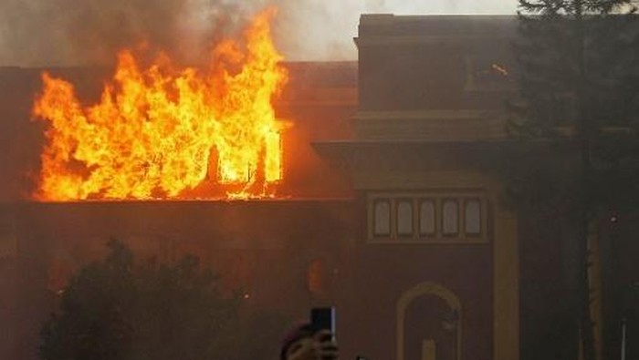 Teks Foto: Aksi pembakaran gedung pemerintah mewarnai unjuk rasa di Nepal. (ist)