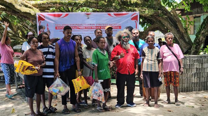 Teks Foto: Masyarakat Kampung Nifasi dan Makimi terima ratusan paket sembako dari BMA Papua Tengah. (ist)