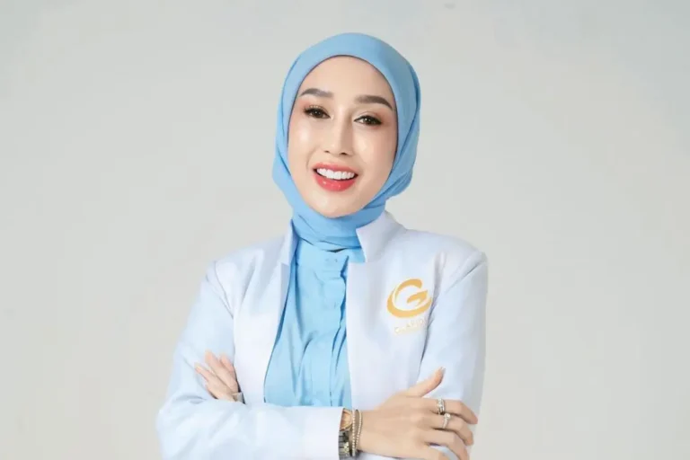 Teks Foto: Dokter Kecantikan, Reza Gladys. (ist)