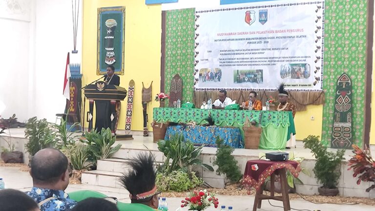 Teks Foto: Perempuan Asli Papua Selatan Siap Gelar Kongres Perdana Natalia Teraka di atas podium, saat berikan sambutan pada Musda IPW yang pertama. (ist)