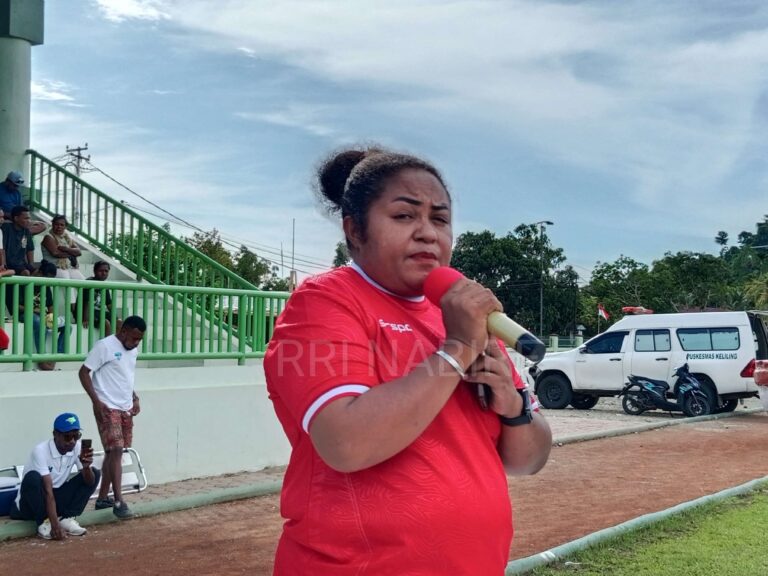 Teks Foto: Kepala Seksi Bidang Kepemudaan Olahraga, Etha Yoweni, mewakili pemerintah daerah membuka pertandingan Soeratin Cup Regional Papua Tengah Tahun 2025. (ist)