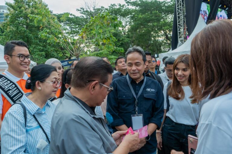Teks Foto: Gubenur Pramono Anung dan Pihak Bank Jakarta. (ist)