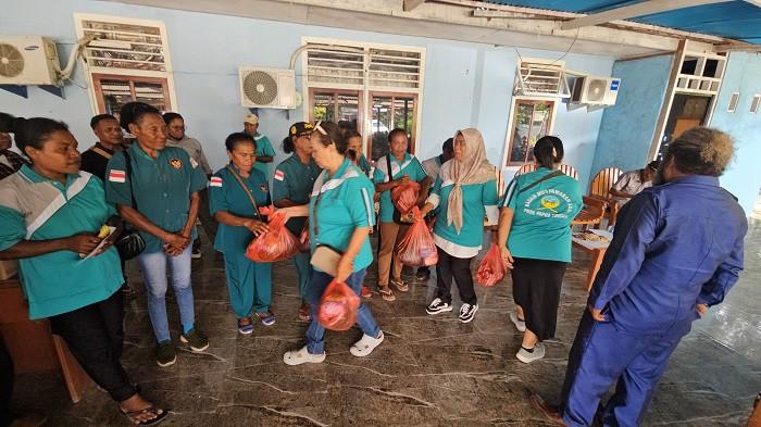 Teks Foto: Galakan bakti sosial, BMA Papua Tengah salurkan puluhan paket sembako. (ist)