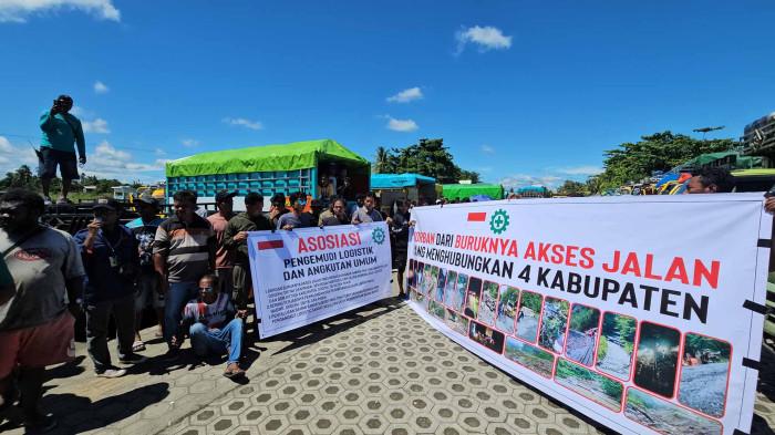 Teks Foto: Ratusan sopir lintas jalan Trans Papua yang tergabung dalam Asosiasi Pengemudi dan Angkutan Umum menggelar aksi damai di Pantai Nabire, Kabupaten Nabire, Papua Tengah. (ist)