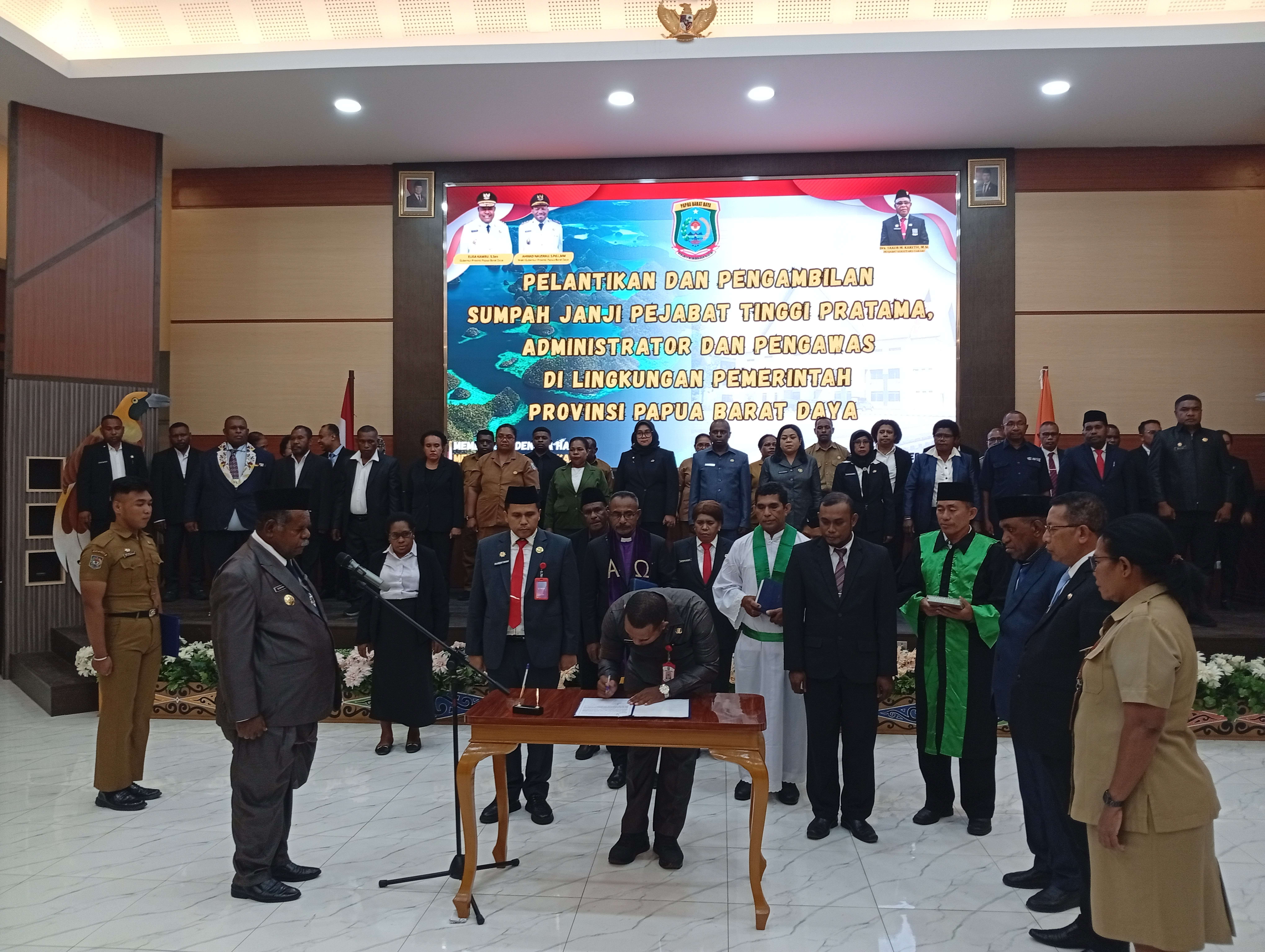 Teks Foto: Pelantikan 50 Pejabat yang terdiri dari 6 pejabat tinggi Pratama, 22 pejabat administrator dan 22 pejabat Pengawas. (ist)