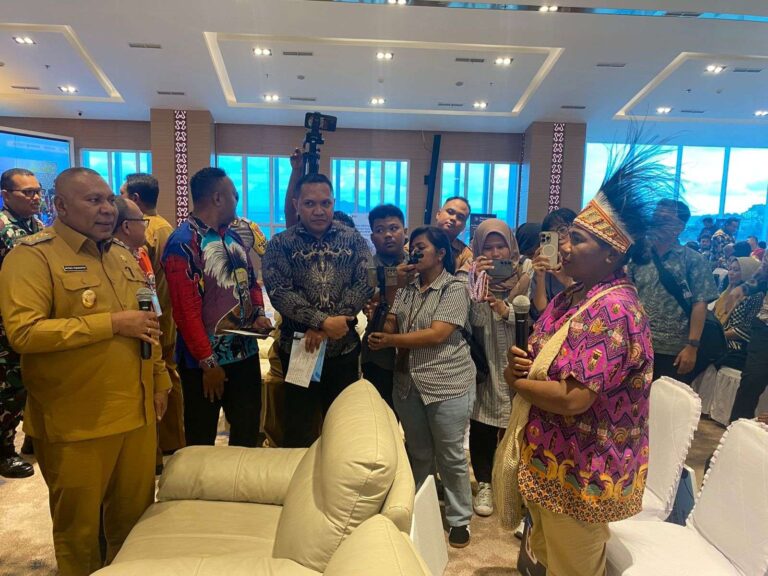 Teks Foto: Wagub Papua berdialog bersama salah satu penerima KUR. (ist)