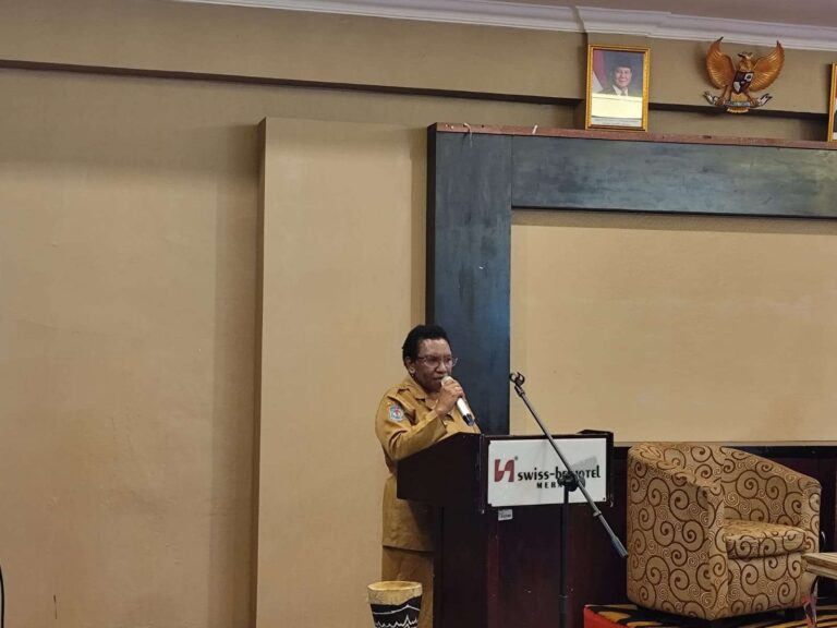 Teks Foto: Perwakilan Dinas Pendidikan dan Kebudayaan Papua Selatan Olivia Koneng saat memberikan sambutan. (ist)