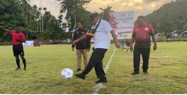 Teks Foto: Gubernur Papua, Komjen Pol (Purn) Mathius Fakhiri, Secara Resmi Membuka Liga TopSkor Papua tahun 2025. (ist)