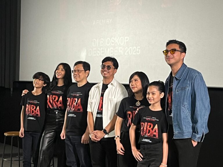 Teks Foto: Fanny Ghassani dan para pemain film 'Riba' lainnya. (ist)