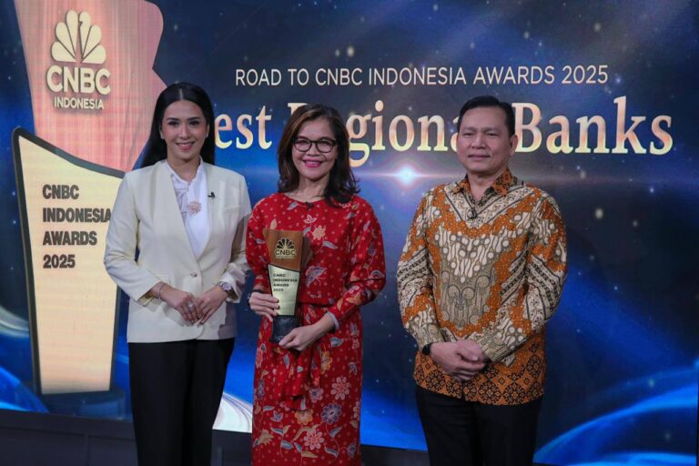 Teks Foto: Direktur Keuangan & Strategi Bank Jakarta, Basaria Martha Juliana danlainnya. (ist)