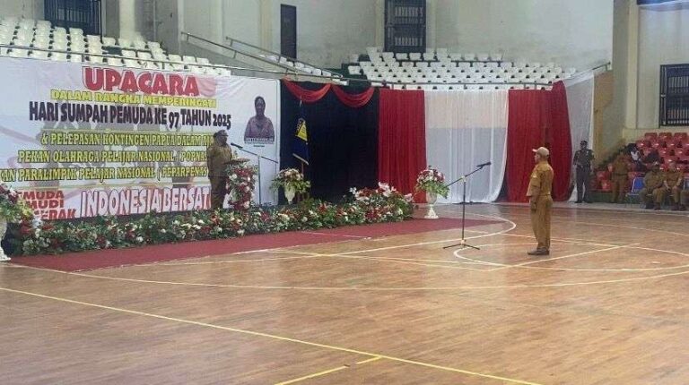 Teks Foto: Asisten I Setda Papua, Yohanes Walilo, saat memimpin upacara peringatan Sumpah Pemuda. (ist)