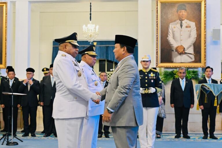 Teks Foto: Presiden Prabowo Subianto menyalami pangkat kepada Gubernur dan Wakil Gubernur Papua Mathius D. Fakhiri dan Aryoko Rumaropen. (ist)