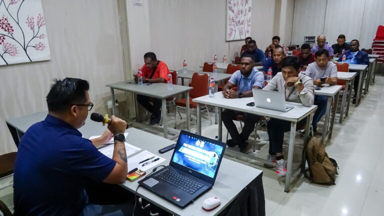 Teks Foto: Kongres Tahunan PSSI Papua Barat Daya di Marina Mamberamo Hotel (17/10/2025) yang menetapkan 4 Anggota PSSI PBD, salah satunya adalah PS Putra Doom. (ist)