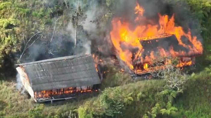 Teks Foto: Bangunan SMP Negeri Kiwirok di Desa Sopamikma, Distrik Kiwirok, Pegunungan Bintang, Papua, terbakar diserang anggota Kelompok Kriminal Bersenjata (KKB). (ist)