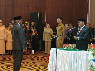 Teks Foto: Gubernur Papua Selatan, Apolo Safanpo melantik Ferdinandus Kainakaimu sebagai Sekda Provinsi Papua Selatan. (ist)