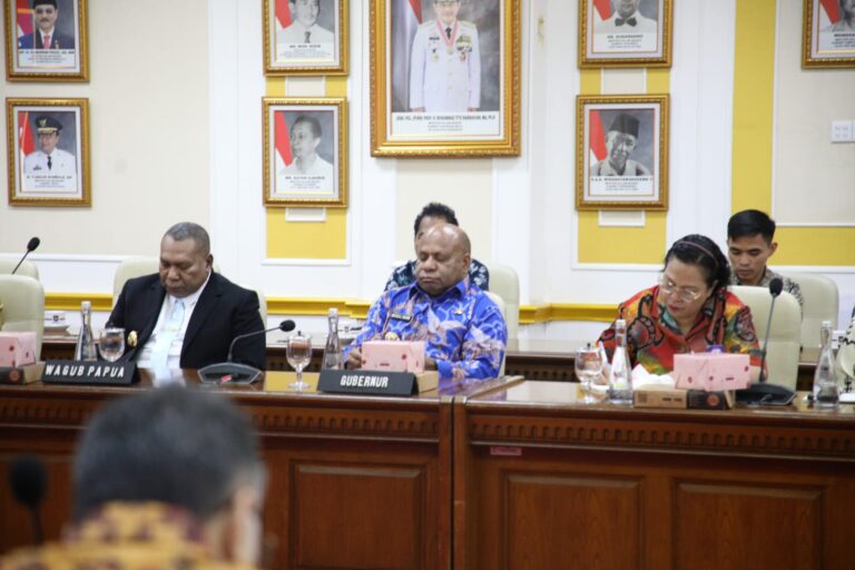 Teks Foto: Penjabat Gubernur Papua, Mathius Fakhiri bersama Wakil Gubernur Aryoko Rumaropen. (ist)