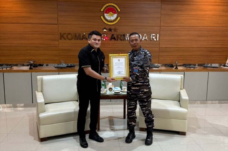 Ridho Pandoe Raih Penghargaan dari Panglima Koarmada RI