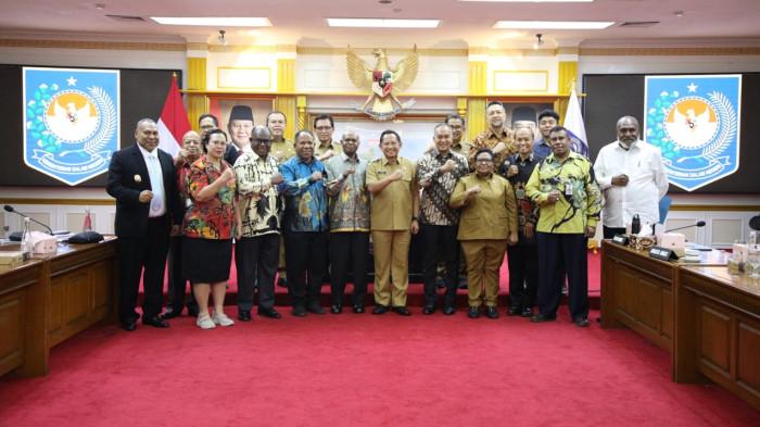 Teks Foto: Menteri Dalam Negeri (Mendagri), Muhammad Tito Karnavian menerima audiensi Komite Eksekutif Percepatan Pembangunan Otonomi Khusus Papua. (ist)