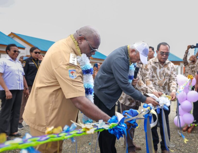 Teks Foto: Gubernur Provinsi Papua Tengah Meki Nawipa meresmikan Sekolah Terpadu. (ist)