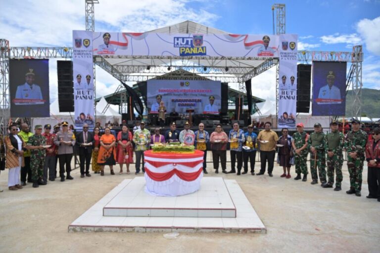 Teks Foto: HUT ke-29 Kabupaten Paniai yang dihadiri oleh Wakil Gubernur Papua Tengah. (ist)