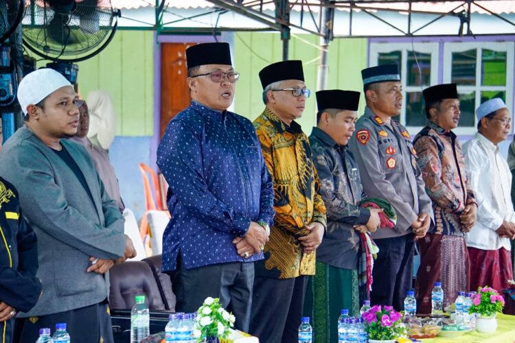 Teks Foto: Pengajian akbar di Pondok Pesantren APIK Karadiri. (ist)