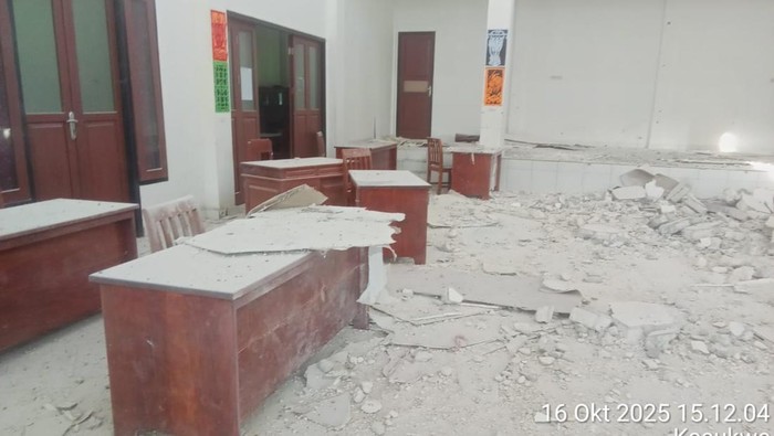 Teks Foto: Bangunan rusak terdampak gempa di Sarmi, Papua. (ist)