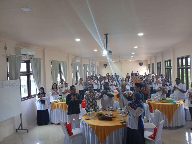 Teks Foto: Staf Ahli Menteri Bidang Penguatan Ekosistem Pendidikan Tinggi Sains dan Teknologi Kemendiktisainstek, Muhammad Hasan Chabibie menghadiri peluncuran Sekolah Garuda Transformasi di SMA Averos Kota Sorong, Papua Barat Daya. (ist)