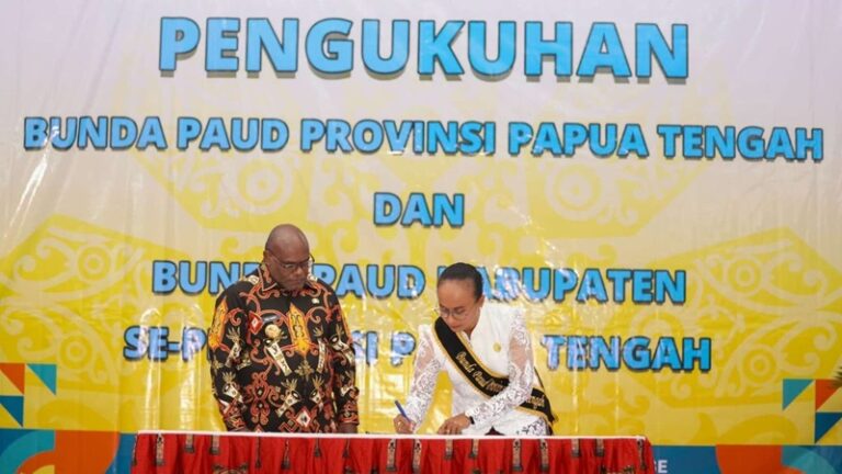 Teks Foto: Gubernur Papua Tengah yang juga Politisi PDI Perjuangan, Meki Nawipa dan lainnya. (ist)
