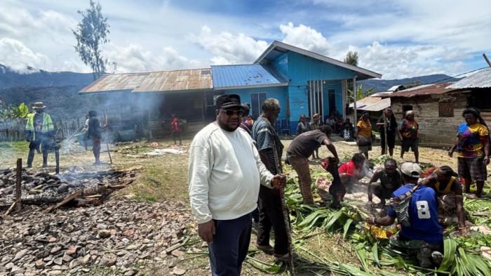 Teks Foto: Anggota Komisi IV DPR Papua Tengah, Henes Sondegau meninjau lokasi konflik di Kabupaten Intan Jaya. (ist)