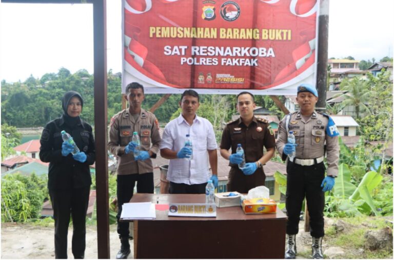 Teks Foto: Satresnarkoba Polres Fakfak memusnahkan 38 botol minuman keras jenis sopi. (ist)