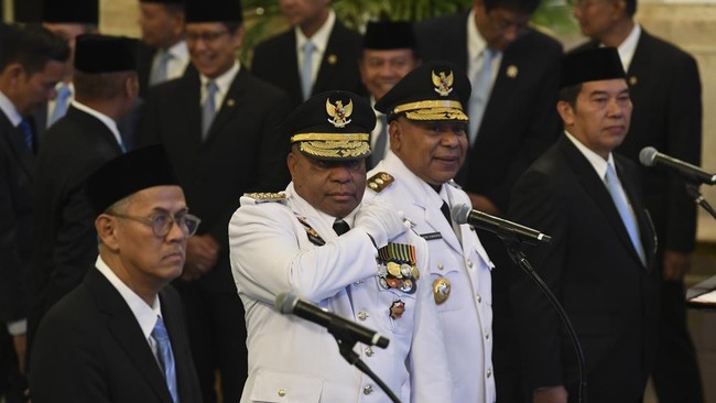 Teks Foto: Gubernur Papua Mathius Fakhiri (kedua kiri) dan Wakil Gubernur Aryoko Rumaropen (kedua kanan) saat acara pelantikan di Istana Negara. (ist)