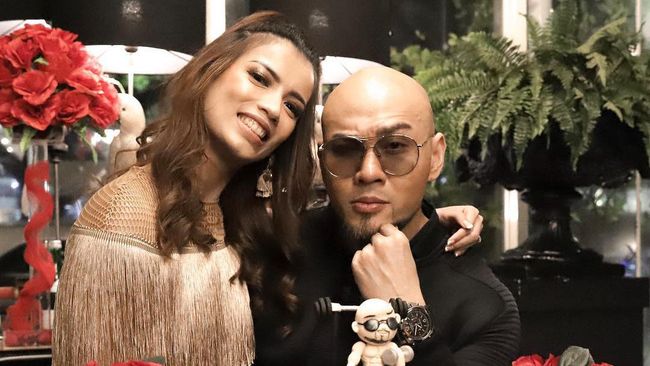 Teks Foto: Sabrina Chairunnisa dan Deddy Corbuzier. (ist)
