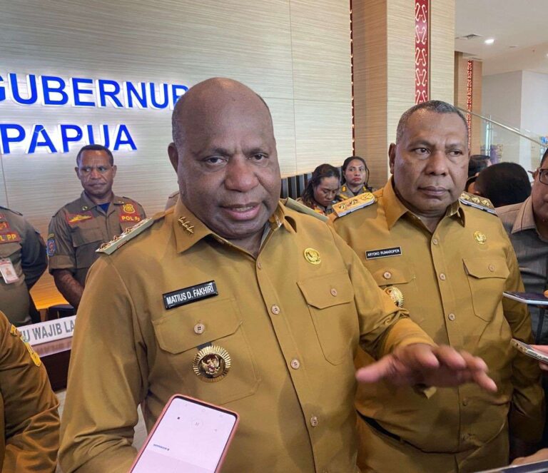 Teks Foto: Gubernur Papua Matius Fakhiri didampingi wakil Gubernur Aryoko Rumaropen. (ist)