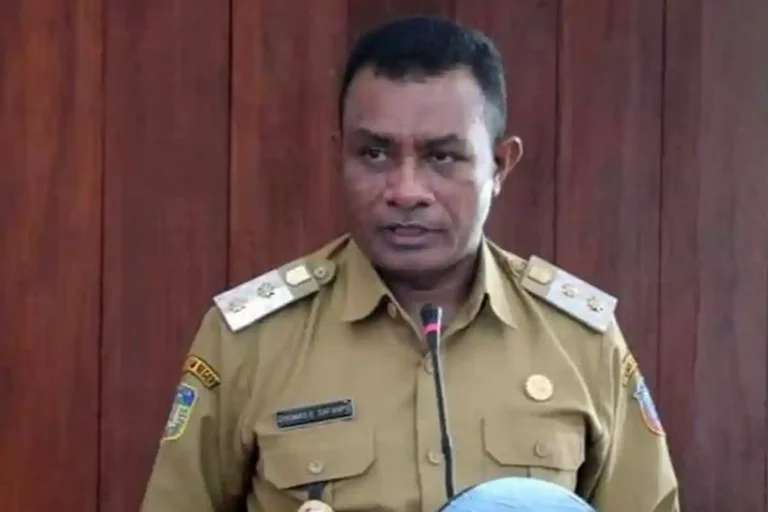 Teks Foto: Bupati Asmat, Thomas Eppe Safanpo. (ist)