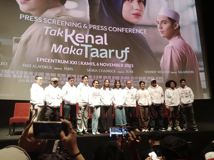 Teks Foto: Saskia Chadwick dan para pemain film 'Tak Kenal Maka Taaruf'. (ist)
