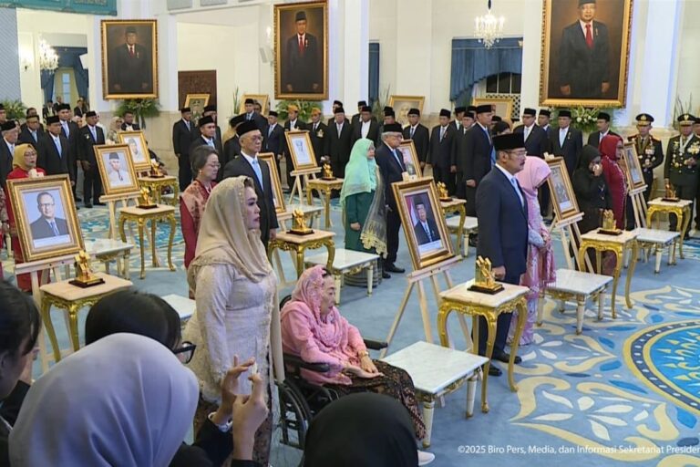Teks Foto: Para Ahli Waris Penerima Gelar Pahlawan Nasional. (ist)