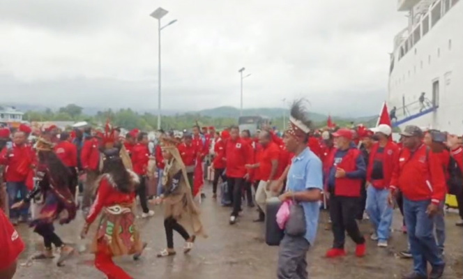 Teks Foto: Para kader PDIP peserta konferda dari wilayah Papua Barat dan Papua Barat Daya saat tiba di Nabire. (ist)