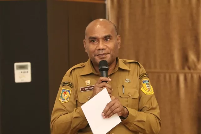 Teks Foto: Kepala Dinas Sosial dan Kependudukan Pencatatan Sipil Papua, Djong H Makanuay. (ist)