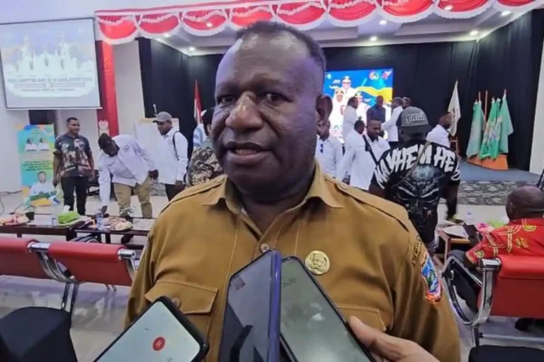 Teks Foto: Kepala Dinas Koperasi, UMKM, Perindustrian dan Perdagangan Papua Tengah, Norbertus Mote. (ist)