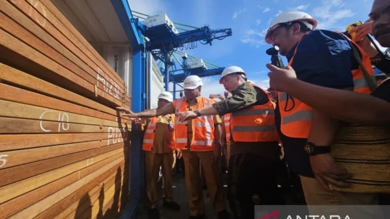Teks Foto: Gubernur Papua Mathius Fakhiri melepas ekspor kayu olahan Papua ke Shanghai. (ist)